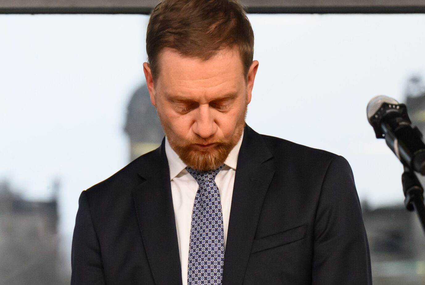 Geknickt: Noch vor der Ministerpräsidentenwahl nimmt Sachsen Rechnungshof Michael Kretschmer (CDU) Maß.