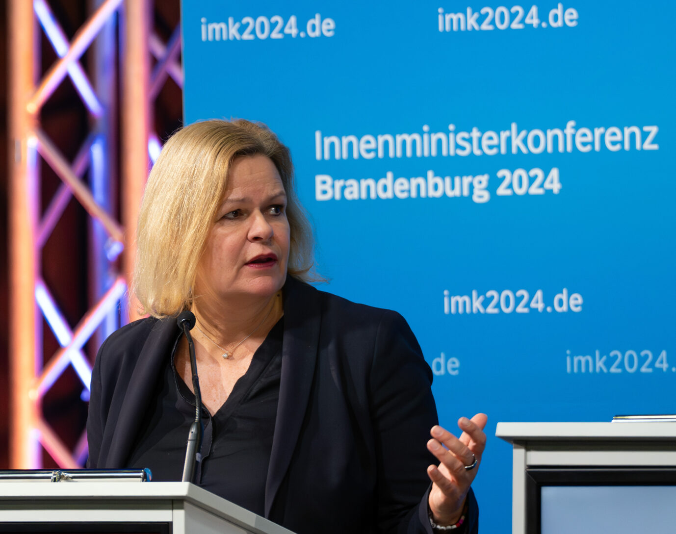 Bundesinnenministerin Nancy Faeser (SPD) spricht während einer Pressekonferenz im Precise Resort Hafendorf zum Abschluss der 222. Sitzung der Konferenz der Innenminister und -senatoren. Die dreitägige Herbstkonferenz fand unter Leitung von Brandenburgs Innenminister Stübgen statt. Bundesinnenministerin Nancy Faeser (SPD) bei der Innenministerkonferenz: Kirchenasyl dürfe nicht über Gesetzen stehen. Foto: picture alliance/dpa | Soeren Stache