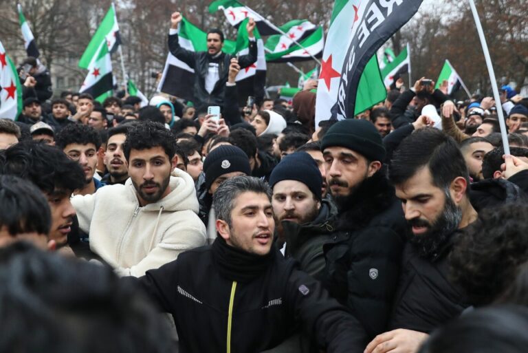 Syrer feiern am Sonntag am Oranienplatz in Berlin-Kreuzberg den Sturz von Diktator Assad.