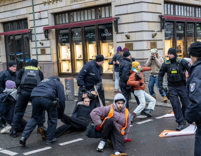 Protest vor dem Hotel Adlon in Berlin wegen einer Gas-Konferenz: Die Polizei nimmt mehrere Klima-Demonstranten fest