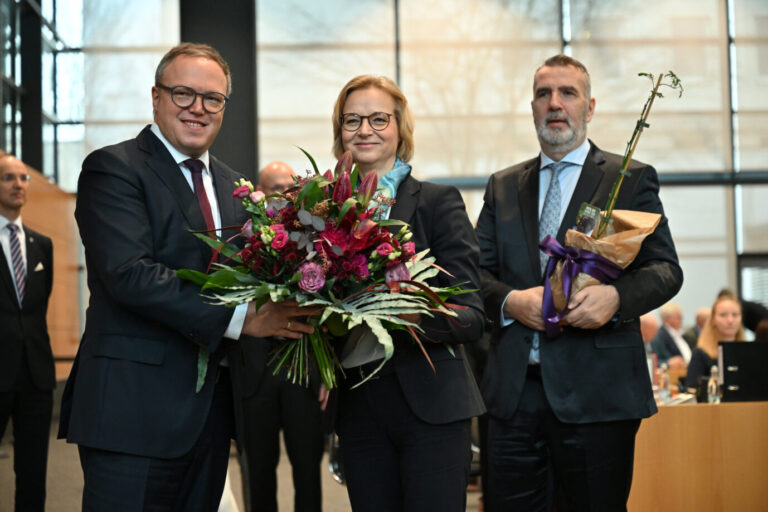 Im ersten Wahlgang wählt Thüringens Landtag CDU-Politiker Mario Voigt zum Ministerpräsidenten. Seine Brombeer-Regierung ohne Mehrheit erhielt dabei Hilfe – mutmaßlich von Links. Thüringens Ministerpräsident Mario Voigt (CDU) mit seinen Koalitionspartnern vom BSW, Fraktionschefin Katja Wolf und Co-Landesvorsitzender Steffen Schütz. Foto: picture alliance/dpa | Martin Schutt