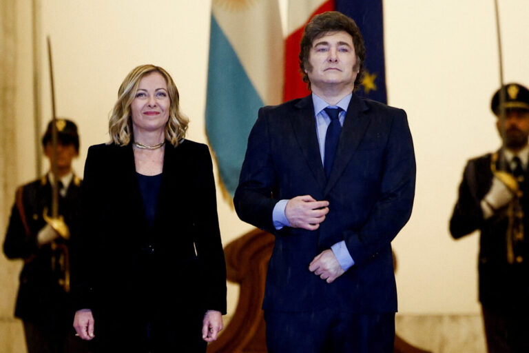 Sind jetzt Landskeute: Italiens Ministerpräsidentin Giorgia Meloni und der Präsident Argentiniens, Javier Milei. Foto: REUTERS/Guglielmo Mangiapane