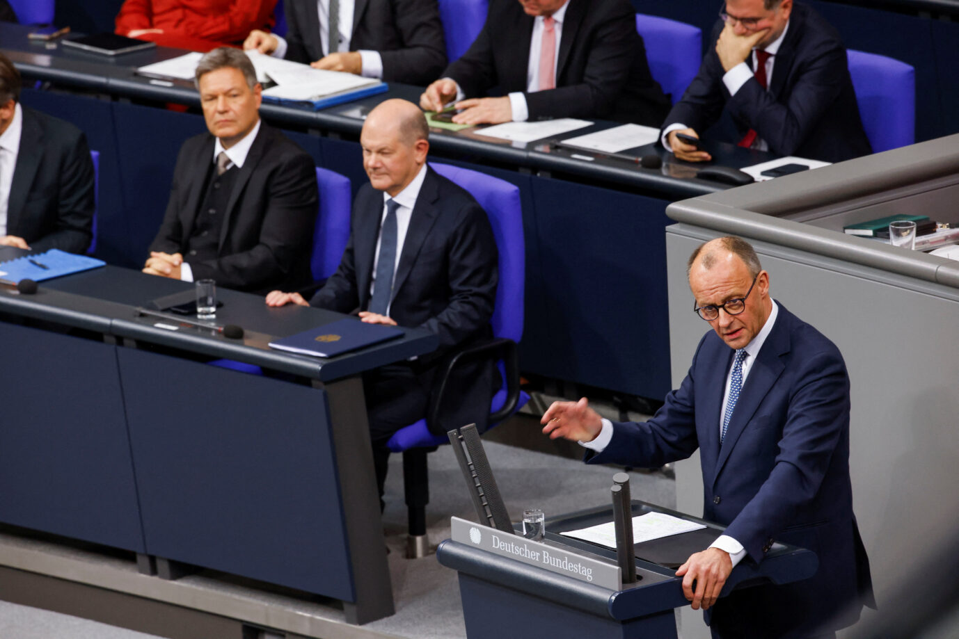 German Christian Democratic Union (CDU) opposition leader Friedrich Merz speaks on the day of a confidence vote called by German Chancellor Olaf Scholz to pave way for snap election, at lower house of parliament Bundestag in Berlin, Germany, December 16, 2024. REUTERS/Axel Schmidt Im Februar gibt es Neuwahlen.