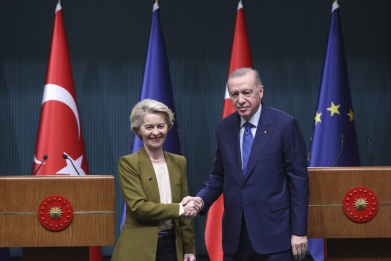 EU-Kommissionspräsidentin Ursula von der Leyen (CDU) schüttelt dem türkischen Präsidenten Recep Tayyip Erdoğan die Hand – an den Big Boss vom Bosporus wird nun eine weiter Milliarde Euro fließen, damit er Asylbewerber aus Syrien fernhält