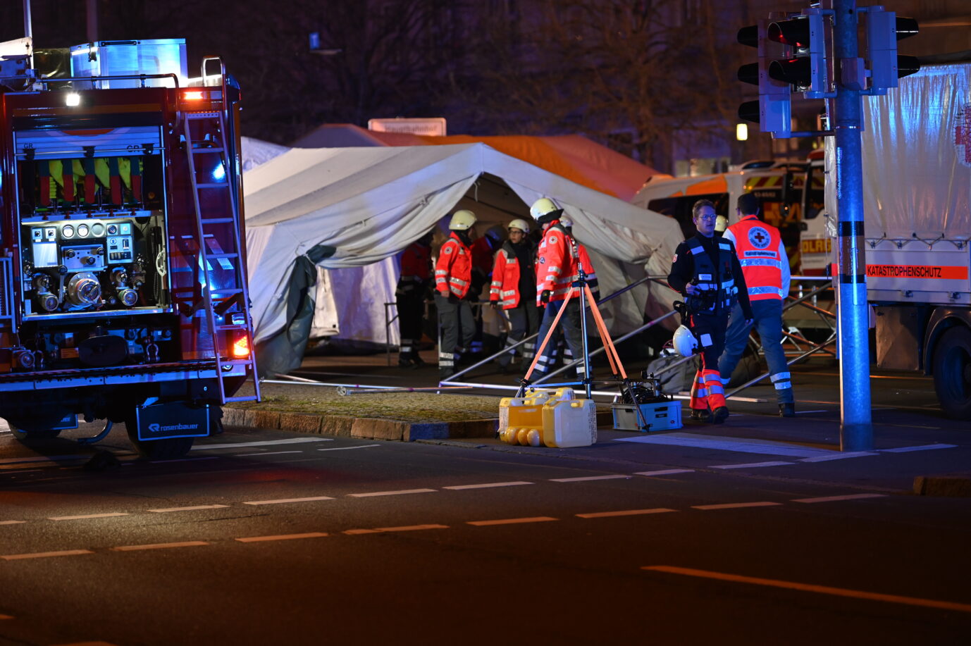 Einsatzkräfte von Rettungsdiensten sind im Einsatz bei einem Zelt für Verletze beim Weihnachtsmarkt in Magdeburg. Auf dem Weihnachtsmarkt in Magdeburg ist ein Autofahrer in eine Menschengruppe gefahren. Foto: picture alliance/dpa | Heiko Rebsch