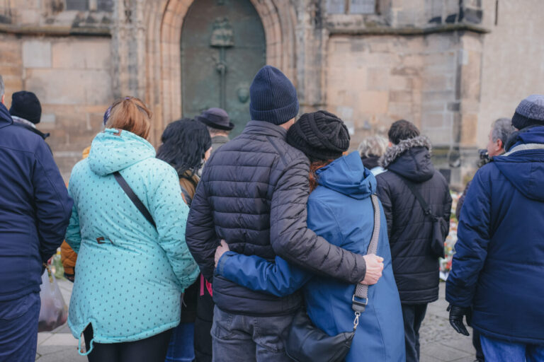 Zwei Menschen trauern nach dem Attentat, Anschlag auf den Magdeburger Weihnachtsmarkt