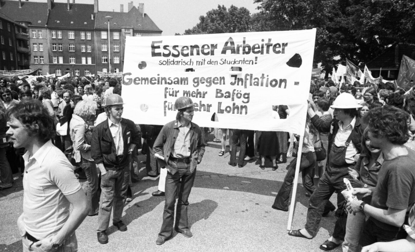 Studenten- und Gewerkschaftsproteste in Dortmund im Jahr 1975: Schon damals war die Inflation ein Politikum. Auf dem Schild heißt es: „Essener Arbeiter solidarisch mit den Studenten! Gemeinsam gegen Inflation, für mehr Bafög und mehr Lohn.“ (Themenbild/Archivbild)