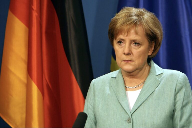 Die damalige Bundeskanzlerin Angela Merkel (CDU) macht während einer Pressekonferenz im Jahr 2005 einen deprimierten Gesichtsausdruck