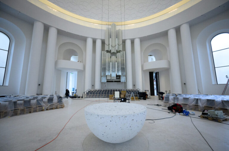 Komm, lass mal einen Stuhlkreis bilden: Der neue, halbkugelförmige Altar der St.-Hedwigs-Kathedrale in Berlin sorgt für Spott und Empörung. (Themenbild)