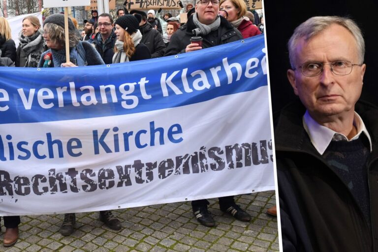 Theologe Martin Michaelis, parteiloser Stadtrat (Gemeinderat) der Liste AfD und abgesetzter Pfarrer der Gemeinde Gatersleben/Seeland (bei Quedlinburg in Sachsen-Anhalt) der Evangelischen Kirche in Mitteldeutschland (EKM) sowie Demonstranten der Evangelischen Kirche in Deutschland (EKD) mit einem Banner "Nächstenliebe verlangt Klarheit Evangelische Kirche gegen Rechtsextremismus" und "Omas gegen rechts" demonstrieren im Februar 2020. Foto: picture alliance/dpa, Sebastian Willnow & ZB, Martin Schutt