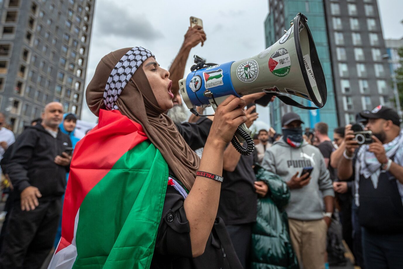 Das Bild zeigt eine Frau bei einer Palästina-Demonstration in London. Muhammad ist jetzt der häufigste Vorname von neugeborenen Jungs in England.