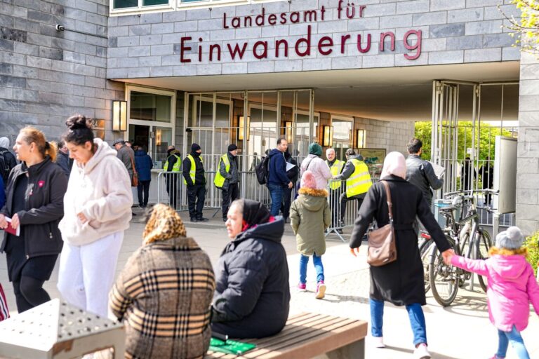 Die Grafik zeigt Menschen vor dem Landesamt für Einwanderung in Berlin. Die Zahl der Staatenlosen in Deutschland ist inzwischen auf Rekordniveau.