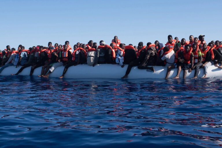 Das Bild zeigt afrikanische Bootsmigranten vor Lampedusa. Remigration gilt in Deutschland mittlerweile als Schimpfwort.