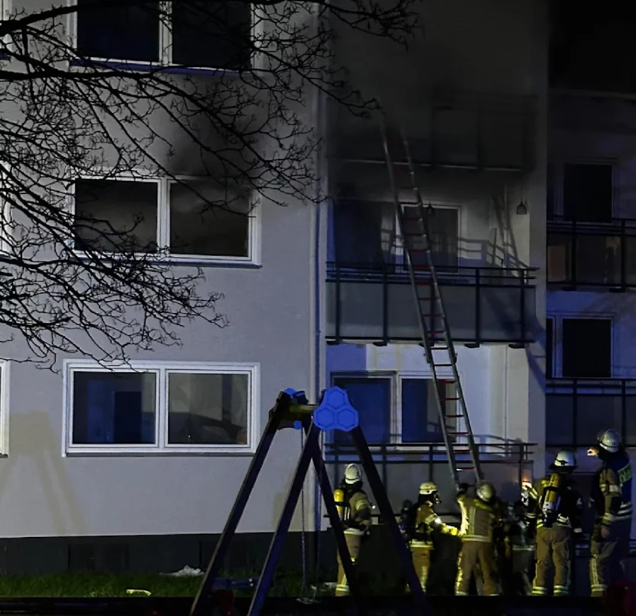 100 Feuerwehrleute mußten anrücken um den Brand im Mehrparteienhaus zu löschen. Foto: Freiwillige Feuerwehr Menden