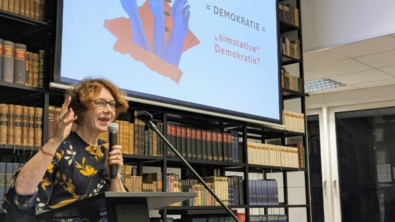 Politikwissenschaftlerin Ulrike Guérot in der Bibliothek des Konservatismus. Foto: BdK