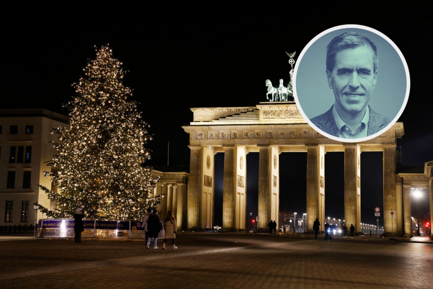 Wir Konservative sind in der Offensive. Um unser Deutschland stand es schon besser. Doch zu Weihnachten sollen wir nicht verzagen, sondern einen Neuanfang wagen. Ein Kommentar von Dieter Stein. Ein Weihnachtsbaum am Brandenburger Tor in Berlin: Die Weihnachtszeit ist immer auch ein Neuanfang. Foto: picture alliance / Geisler-Fotopress | Sebastian Gabsch/Geisler-Fotopress