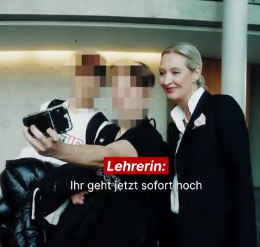 Alice Weidel bei Selfies mit Schülern im Bundestag