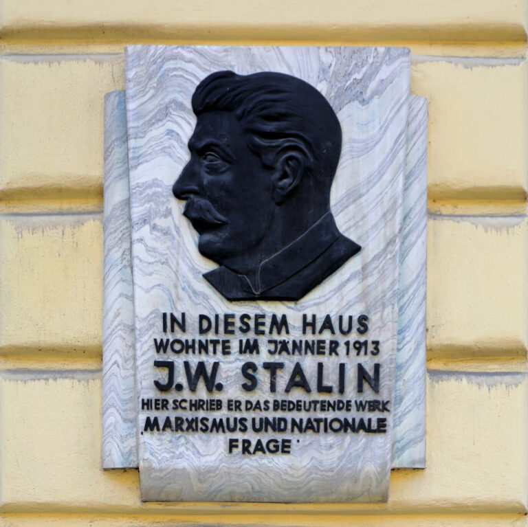 Die Gedenktafel für Stalin hängt seit 1949 in Wien. Geht es nach der SPÖ, soll das auch so bleiben. Foto: Wikipedia / C.Stadler/Bwag , CC BY-SA 4.0,