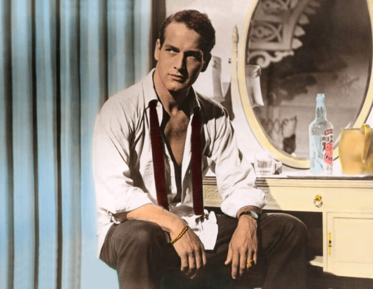 Hollywood-Schauspieler Paul Newman sitzt mit offenem Hemd auf einem Stuhl – eine Filmszene aus "Sweet Bird Of Youth"