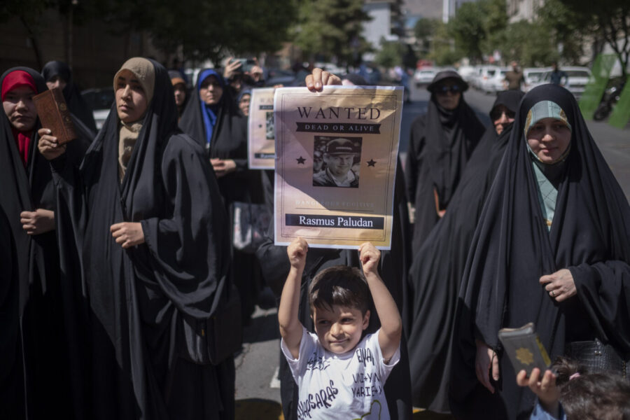 In der gesamten islamischen Welt brachen nach den Koranverrennungen Unruhen und Proteste aus. Im Bild: Eine Kundgebung in Teheran, Iran. Foto:picture alliance / NurPhoto | Morteza Nikoubazl