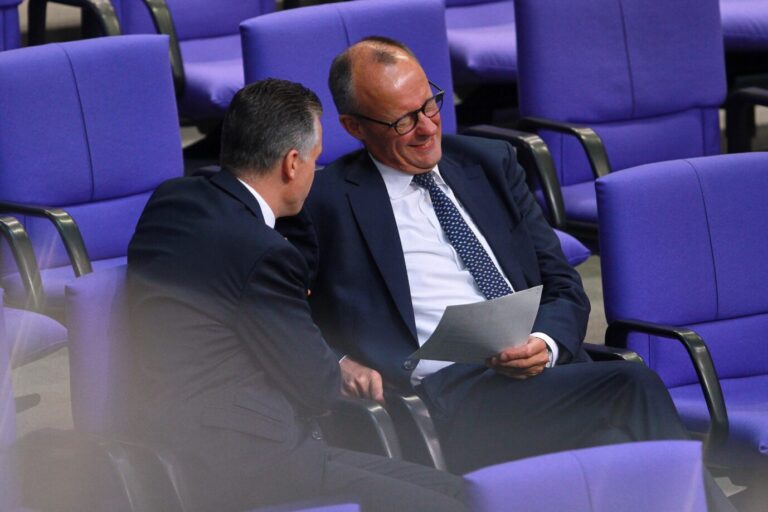 Deutscher Bundestag, 188. Bundestagssitzung: Thorsten Frei und Friedrich Merz, beide CDU