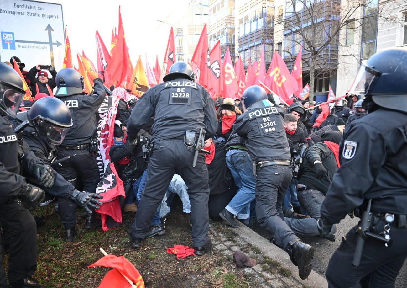 Einsatzkräfte der Polizei und Demonstranten bei der jährlichen Gedenkveranstaltung für Rosa Luxemburg und Karl Liebknecht in Berlin