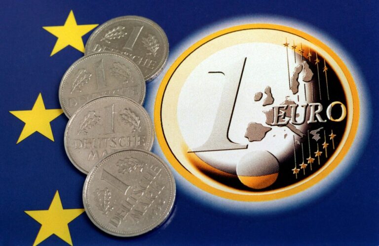 Eine 1-Euro-Münze und 1-DM-Münzen in der Abbildung einer Informationsbroschüre (aufg. am 2.3.1998 in Stralsund). Deutschland hat die entscheidende Hürde für die Teilnahme an der Europäischen Währungsunion genommen. Die Neuverschuldung der öffentlichen Haushalte betrug 1997 nach Angaben des Statistischen Bundesamtes Wiesbaden 2,7 Prozent des Bruttoinlandsproduktes (BIP). Neben Deutschland haben auch die übrigen zehn Euro-Kanditaten die Beitragskriterien erfüllt.