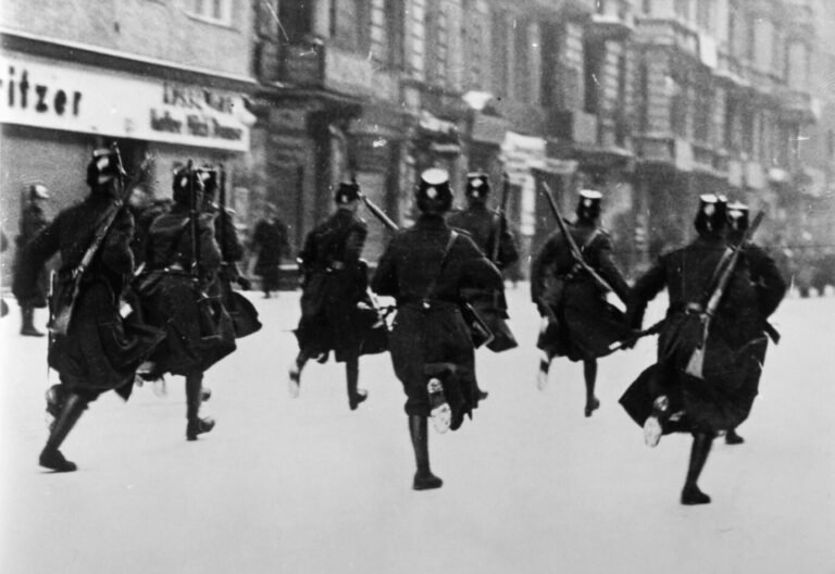 Weimarer Republik: Die Polizei räumt den Berliner Bülowplatz, um einen Zusammenstoß von SA-Leuten mit Kommunisten zu verhindern.