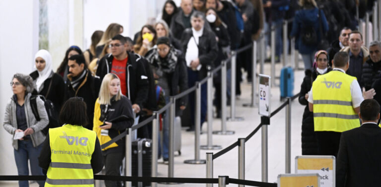 Der Afghane nutzte den Trubel am Wiener Flughafen und konnte sich durch sämtliche Kontrollen schleichen. Foto:picture alliance / ROBERT JAEGER