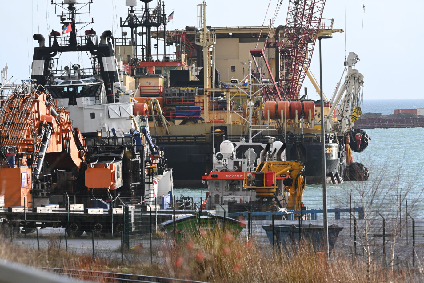 Das Pipeline-Verlegeschiff "Castoro 10" (r) liegt im Hafen von Mukran in der Gemeinde Sassnitz. Das Pipeline-Verlegeschiff arbeitet nach der Umrüstung im Hafen an der Fertigstellung der rund 50 Kilometer langen Anbindung von Mukran bis zum Festland an. Die Infrastruktur Deutschlands ist gefährdet.