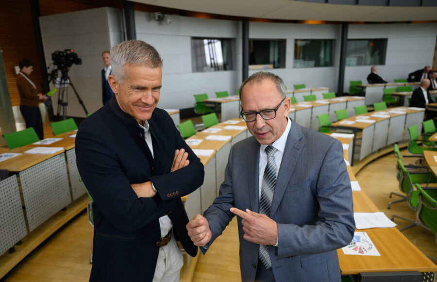 Der sächsische Landtagsabgeordnete Matthias Berger (Freie Wähler/parteilos) steht mit verschränkten Armen im sächsichen Landtag und lacht, daneben lacht der ächsische AfD-Fraktionschef Jörg Urban