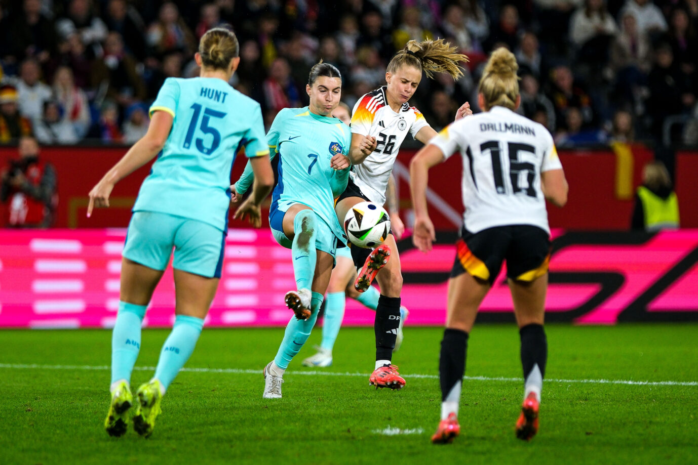 Solchen Szenen kann der Moderator nichts abgewinnen: Steph Catley (Australien, #07) im Zweikampf mit der deutschen Vivien Endemann. FOTO:picture alliance / Eibner-Pressefoto | Eibner-Pressefoto/Florian Wiegand