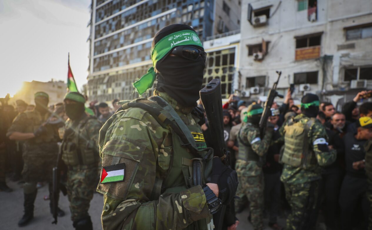 Das Bild zeigt einen Hamas-Terroristen.