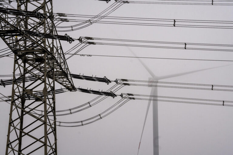 Windpark im Nebel, Hochspannungsmasten, Dunkelflaute, kein Wind kein direktes Sonnenlicht, im Rheinischen Braunkohlerevier, südlich von Rommerskirchen NRW, Deutschland,