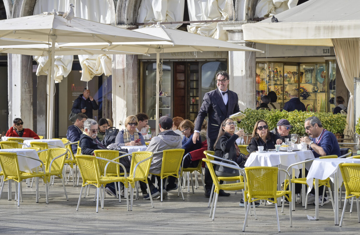 Straßencafe in Venedig: Der Tourismus- und Dienstleistungssektor treibt die Inflation in Europa an.