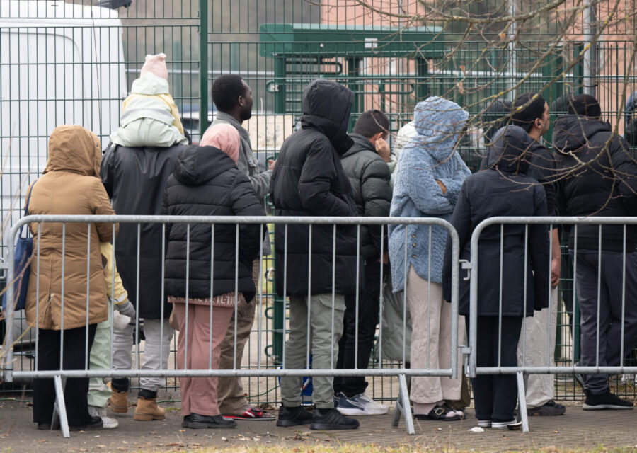 Armut. Es werden weniger unerlaubte Einreisen, doch die Zahlen liegen noch weit über Merkel-Niveau. Der JF liegen exklusiv Kennziffern vor. Der AfD-Abgeordnete Brandner zerpflückt Kanzler Scholz' Scheitern. Flüchtlinge warten auf die Ausgabe ihrer persönlichen Bezahlkarte in der hessischen Erstaufnahmeeinrichtung für Flüchtlinge in Gießen. Von Gießen aus werden alle Flüchtlinge auf Kommunen im gesamten Bundesland verteilt. Asylmigranten warten vor einer Erstaufnahmeeinrichtung in Hessen: Die Zahl der unerlaubten Einreisen bleibt hoch. Foto: picture alliance/dpa | Boris Roessler