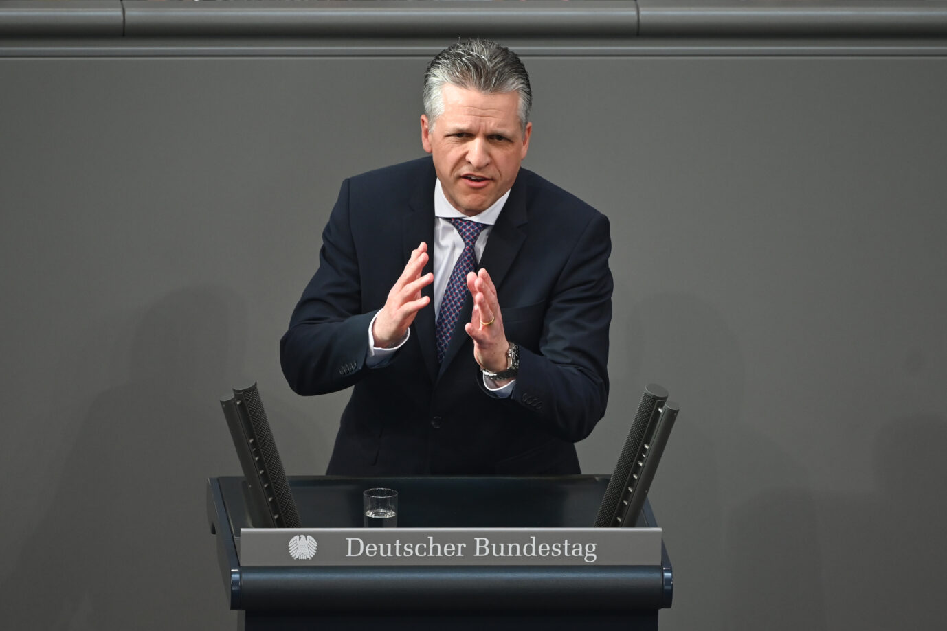 Der parlamentarische Geschäftsführer der Union, Thorsten Frei (CDU), steht an einem Rednerpult im Bundestag und gestikuliert mit den Händen - vielleicht verteidigt er gerade di Anfrage zu linken NGOs, die mit Steuergeldern versorgt werden