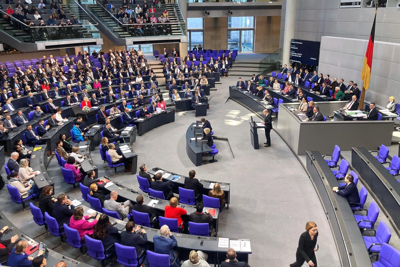 Berlin, Deutschland: Deutscher Bundestag: 212. Bundestagssitzung: Der Bundestag ist zu einer letzten Sitzung vor der Bundestagswahl zu einer Generaldebatte zusammengekommen, am Rednerpult steht Bundeskanzler Olaf Scholz (SPD). Welche Abgeordneten haben die meisten Fragen?