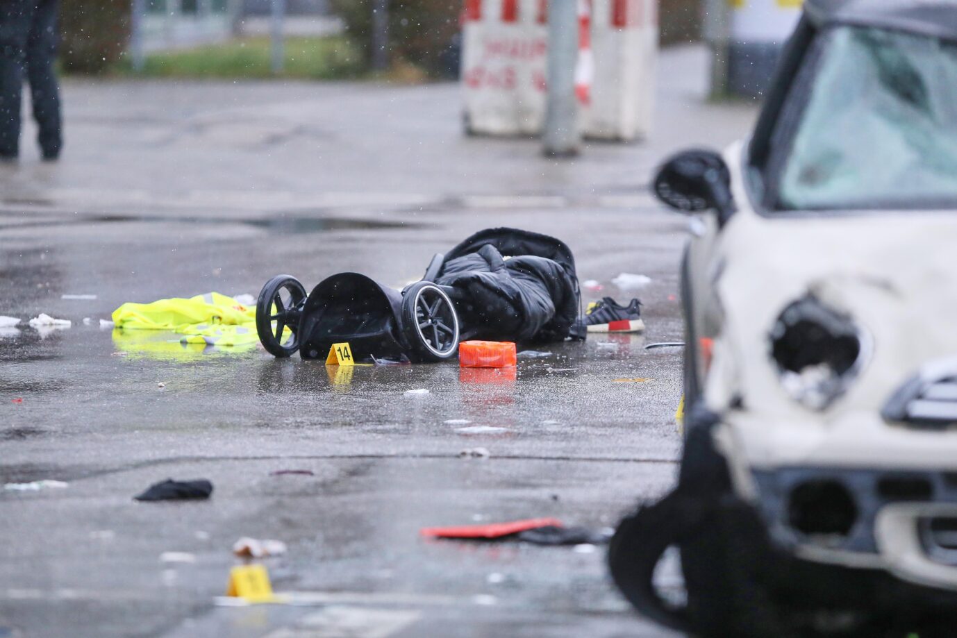 München, Bayern, Deutschland: Seidlstraße / Karlstraße: Auto fährt in München in Menschenmenge: Ein Kinderwagen liegt am Tatort neben dem Tatfahrzeug Terror in München.