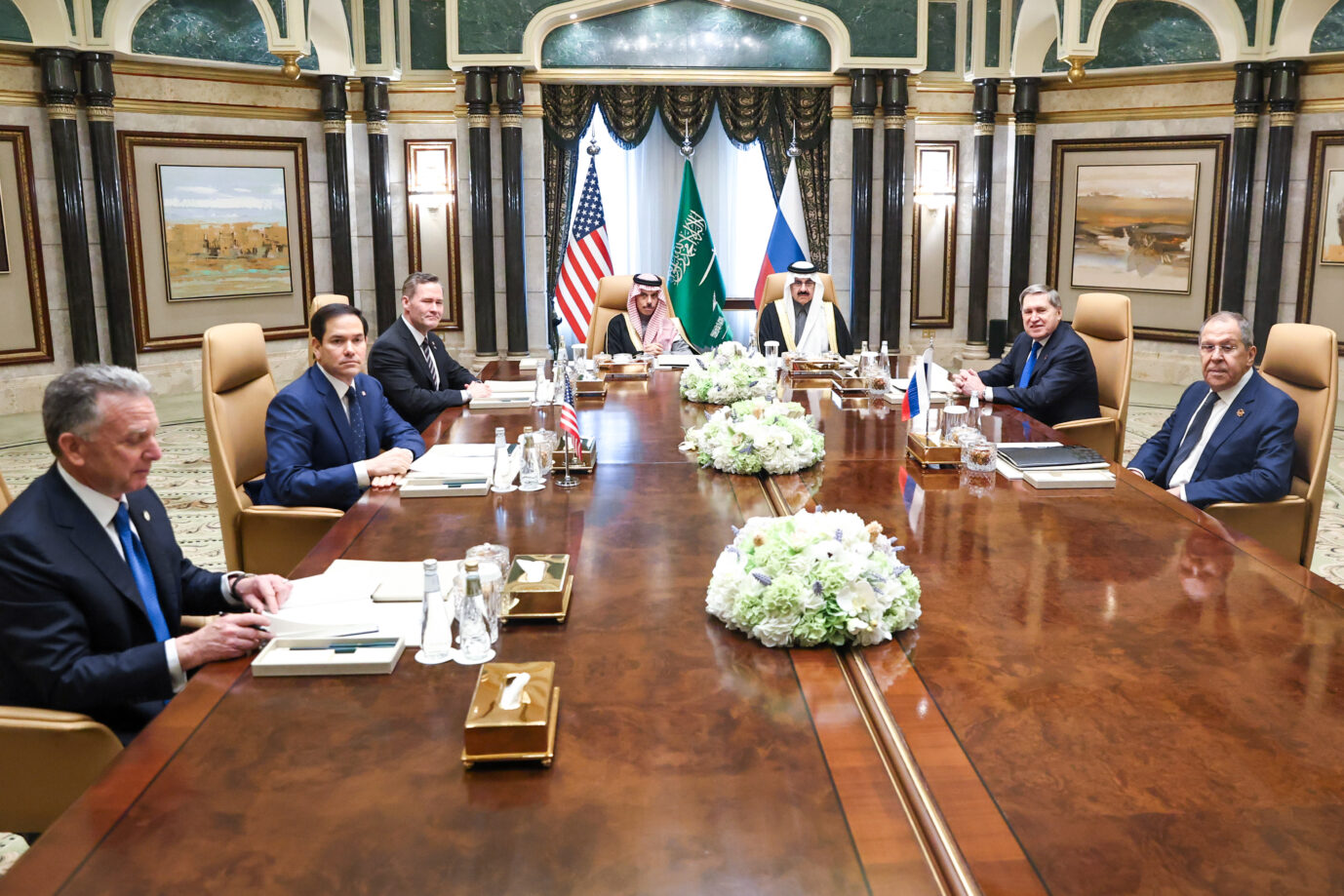 Das Foto zeigt die Außenminister der USA und Russlands bei ihrem Treffen in Riad.