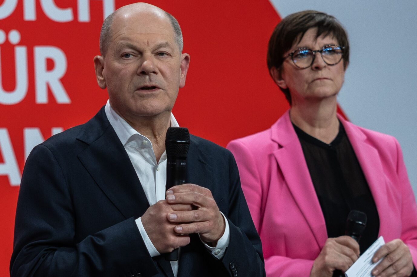 Zwei die gehen werden müssen, während die SPD in der Regierung bleibt: Kanzler Olaf Scholz und Parteichefin Saskia Esken.