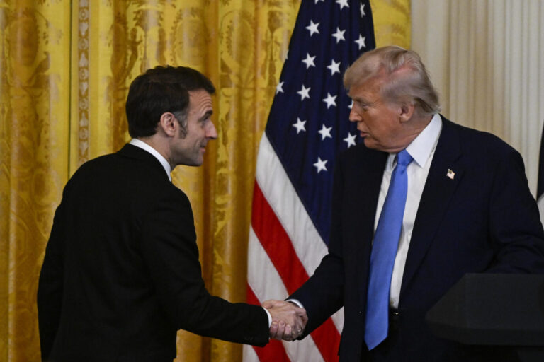 Reiste mit einem europäischen Angebot zu US-Präsident Donald Trump: Emmanuel Macron (l.). Foto: picture alliance / Anadolu | Celal Gunes