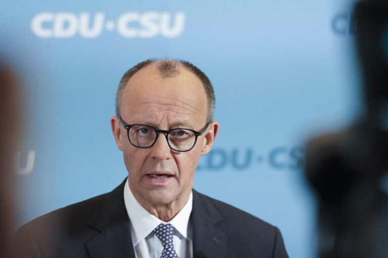 Das Foto zeigt CDU-Chef Friedrich Merz bei einem Pressestatement am Dienstag