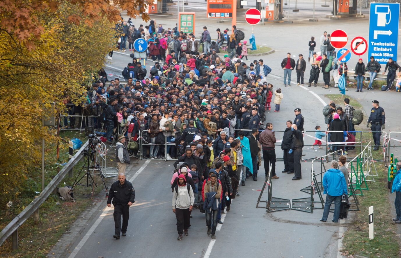 Riesige Menschenmassen an Asylbewerbern strömen über die deutsch-österreichische Grenze,