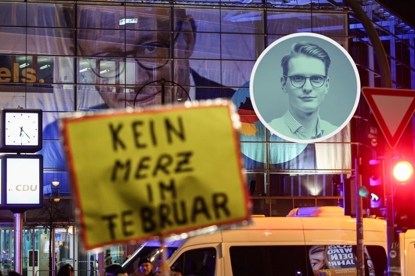 Ein Teilnehmer der Demonstration „Aufstand der Anständigen – Demo für die Brandmauer“ hält ein Schild „Kein Merz im Februar“ vor der CDU-Parteizentrale. Der Bundestag hatte am 29.01.2025 mit Unterstützung der AfD einem Antrag der Union zugestimmt, der Zurückweisungen von Asylsuchenden an den deutschen Grenzen vorsieht. Der Gesetzentwurf war am 31.01.2025 allerdings gescheitert. Demonstrationen gegen die CDU und Friedrich Merz: Nun stellt der künftige Kanzler unbequeme Fragen. Foto: picture alliance/dpa | Hannes P Albert /// JF