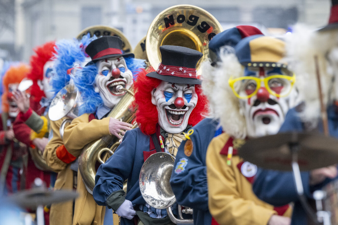 Szene aus dem Straßenkarneval: Mitten in der Saison kommen auch Grüne und Sozialdemokraten auf ihre Kosten Foto: picture alliance/KEYSTONE | URS FLUEELER