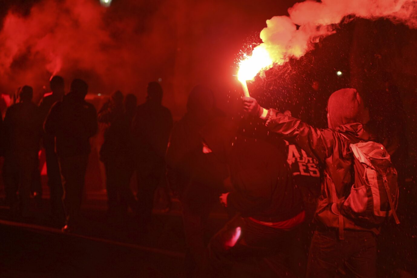 Das Foto soll einen linksextremen Anschlag symbolisieren.