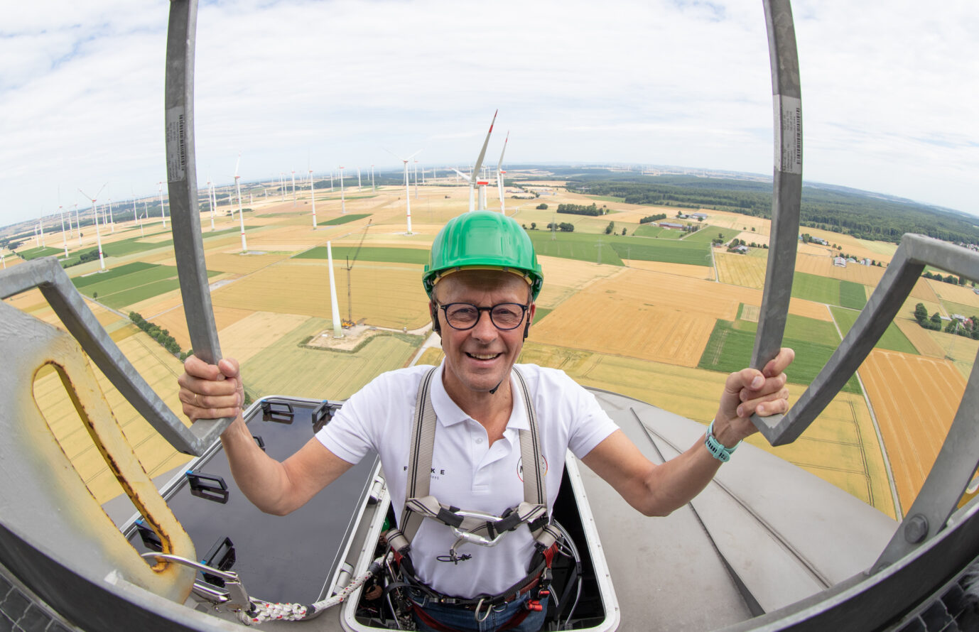 CDU-Chef Friedrich Merz bei einem Besuch im Windpark Meerhof: Mit seinen „Energiewende“-Plänen zeigt er sich alles andere als bodenständig. (Themenbild)