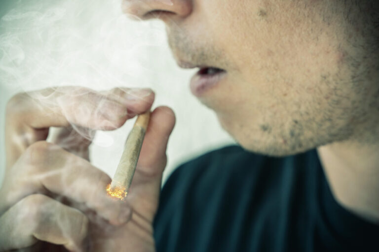 Das Foto zeigt einen Konsumenten von Cannabis