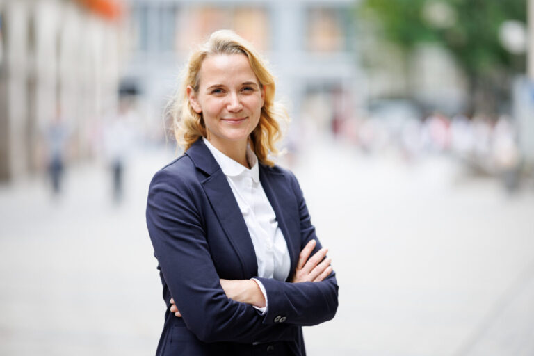 Hanna Sammüller-Gradl, Kreisverwaltungsreferentin der Landeshauptstadt München, blickt im Anschluss an eine Pressekonferenz von Münchner Polizei und Kreisverwaltungsreferat München zur den Sicherheits- und Verkehrsmaßnahmen zum 187. Münchner Oktoberfest 2022 in die Kamera.